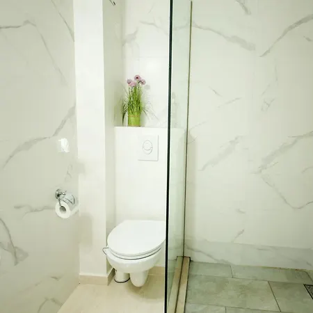Deluxe Astoria Apartment